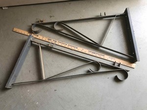 lot 434 image: Metal brackets