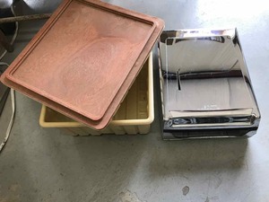 lot 436 image: Scott wall-mounted paper towel dispenser & 2 Inserts for a Cooler