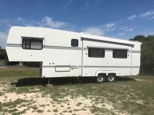 lot 7 image: 5th Wheel Trailer 1998 Horizon CT (1H9FW3022W1184350)