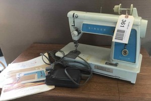 lot 361 image: Singer Sewing Machine with foot pedal