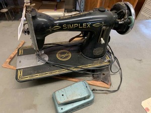 lot 127 image: Antique Simplex Sewing Machine Model 15