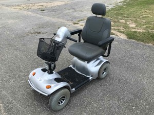 lot 2 image: Golden Avenger Scooter (unknown condition)