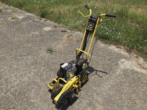 lot 6 image: John Deere E35 Gas Edger