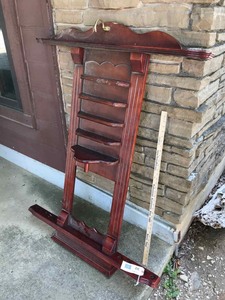 lot 32 image: Pool Cue Rack
