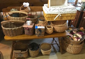 lot 212 image: Assorted baskets