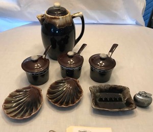 lot 222 image: Vintage art pottery Pfaltzgraff 490 pitcher, lighter with ashtray, jam jars, clam shaped ring dishes