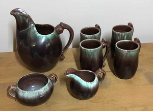 lot 223 image: Vintage art pottery, Royol Haeger creamer and sugar, pitcher, cups