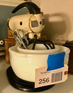 lot 256 image: Vintage Sunbeam Mixmaster with (2) Glasbake Sunbeam Bowls