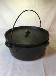 lot 266 image: Cast iron Dutch oven, 10 In.