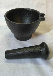 lot 268 image: Cast iron mortar & pestle