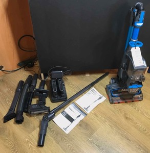 lot 322 image: Shark Ion Flex Cord Free Ultralight Vacuum