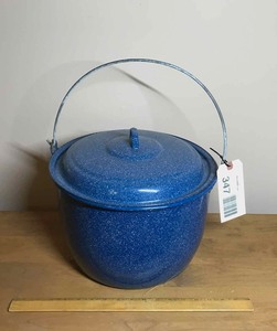 lot 347 image: Large enamel pot with lid, blue with white