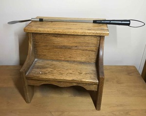 lot 348 image: Shoeshine stool and shoehorn