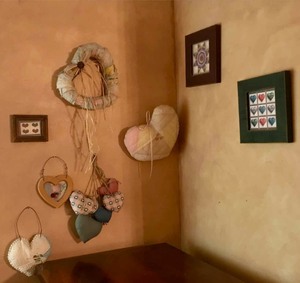 lot 385 image: Wall decorations hearts, quilting