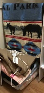lot 393 image: Sunbeam electric lap throw and assorted blankets
