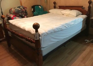 lot 402 image: Bedroom Set queen bed, chest of drawers, dresser with mirror, side table