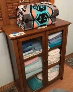 lot 403 image: Assorted towels & cabinet
