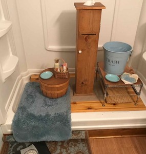 lot 404 image: Bathroom area rugs, scale, TP holder dispenser, blue enamel trash bucket, rack
