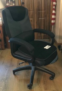 lot 413 image: Rolling Office Chair, black & grey