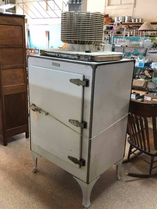 lot 2 image: Antique General Electric Refrigerating Machine