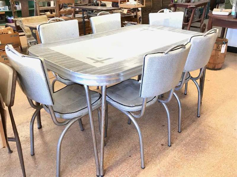 lot 10 image: Mid-century chrome & laminate dinette set