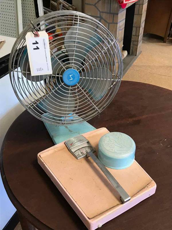 lot 11 image: Vintage aqua table fan, pink bathroom scale, blue plastic dusting powder container