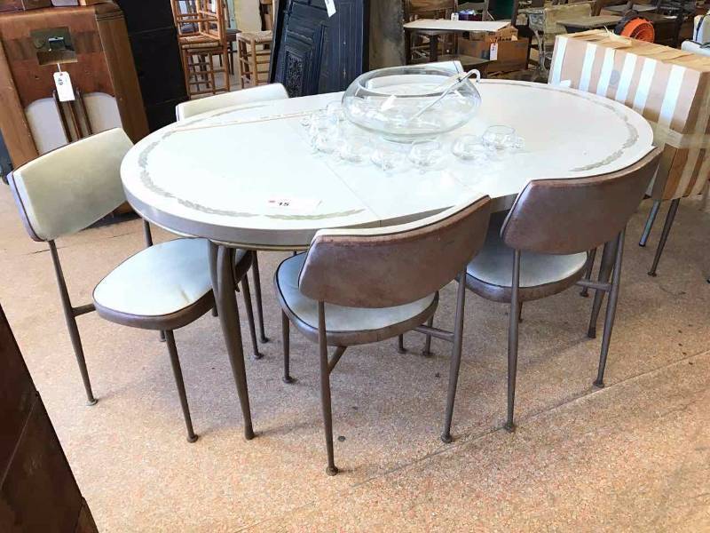 lot 15 image: Mid-Century Dinette Set, Walter of Abash
