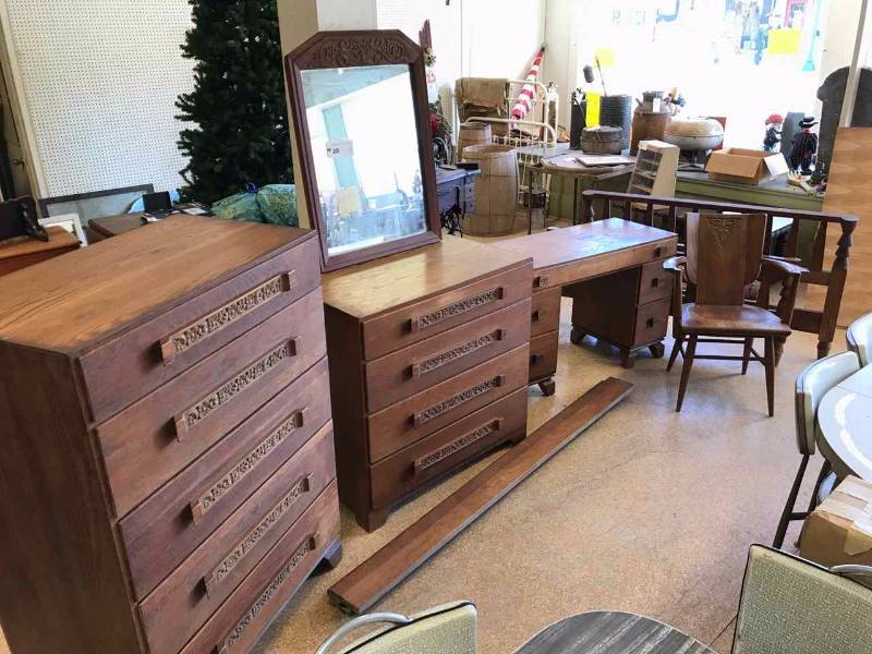 lot 20 image: Vintage Ranch Oak 6 piece Bedroom Set