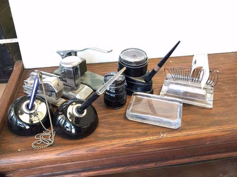 lot 21 image: AntiqueVintage desk top items