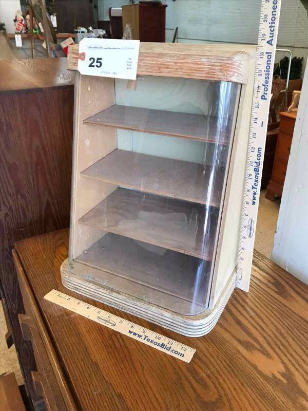lot 25 image: Vintage Camillus Slant-Front Counter Top Display Case
