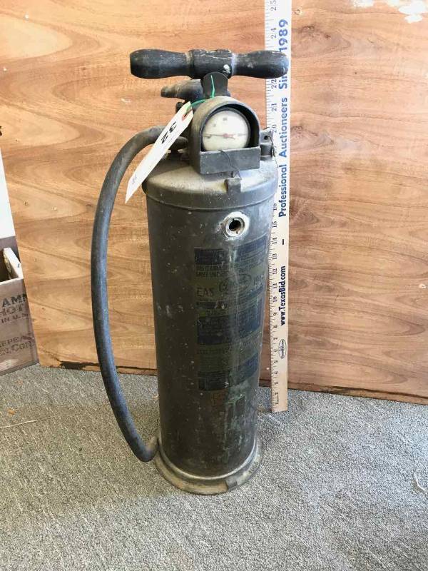 lot 32 image: Vintage Fire Extinguisher, Tyrone E.A.S. 1944, OD Green