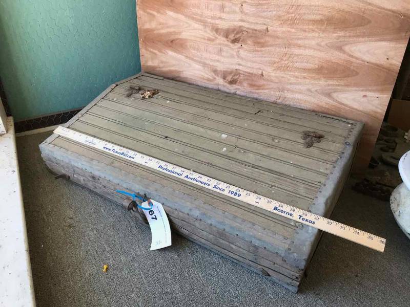 lot 67 image: Antique Bead Board Carpenters Chest