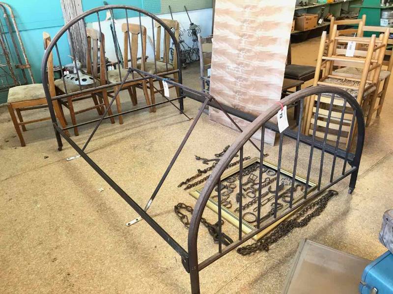 lot 72 image: Vintage Tubular Frame Bed (full)