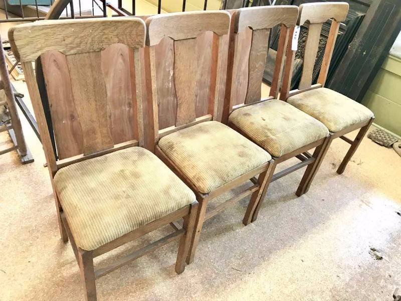 lot 112 image: (4) Oak T-Back Chairs