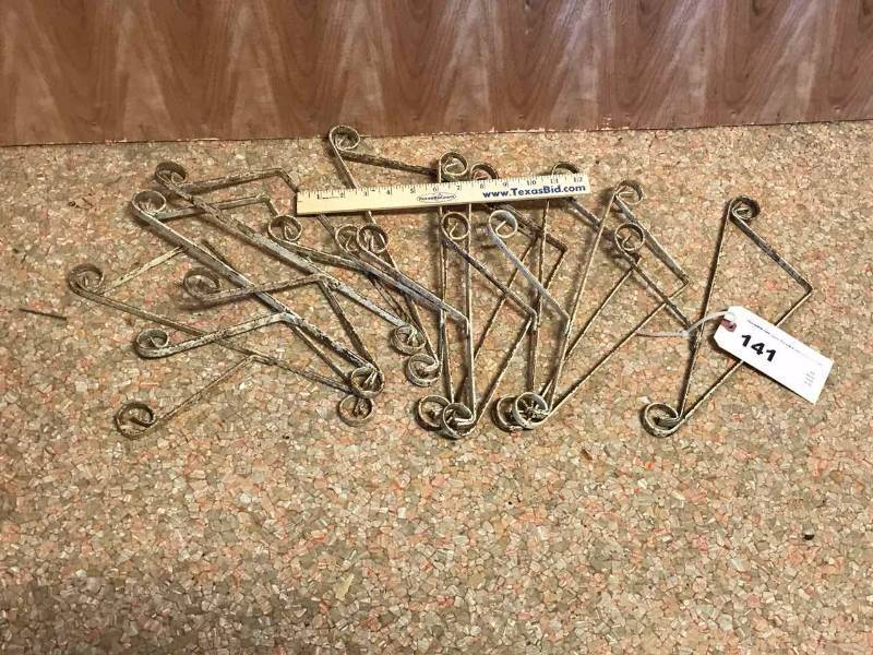 lot 141 image: Vintage Shelf Brackets (9)