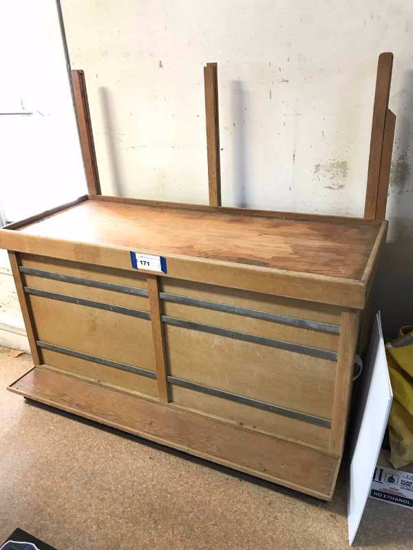 lot 171 image: Vintage Cabinet