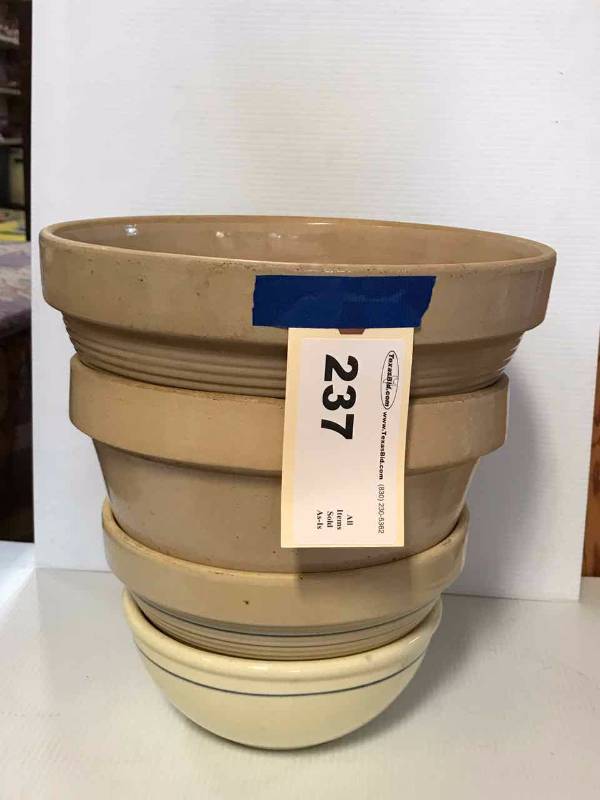 lot 237 image: Stoneware Bowls Geatano, Marshall