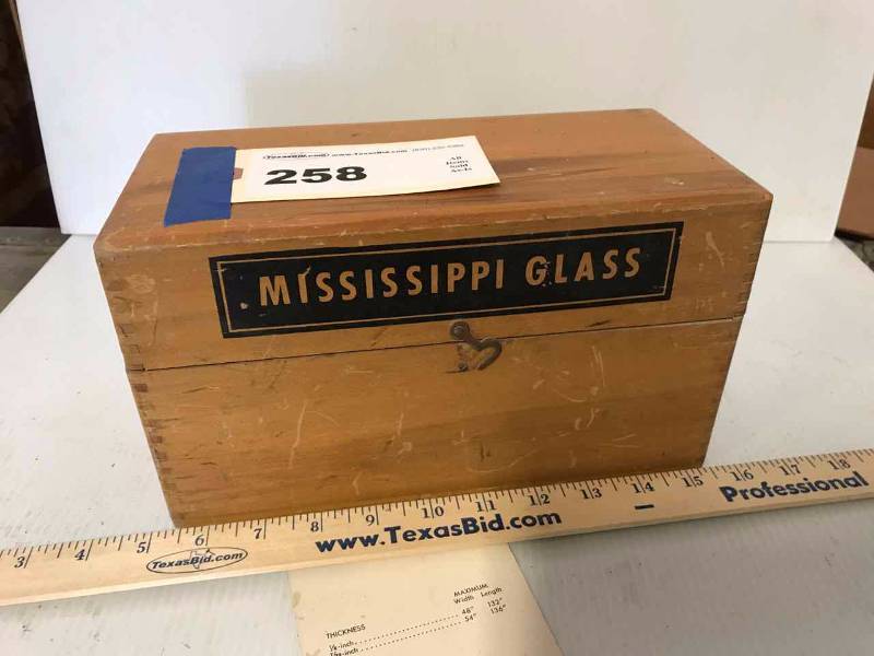 lot 258 image: Vintage Sample Box Mississippi Glass (with samples)