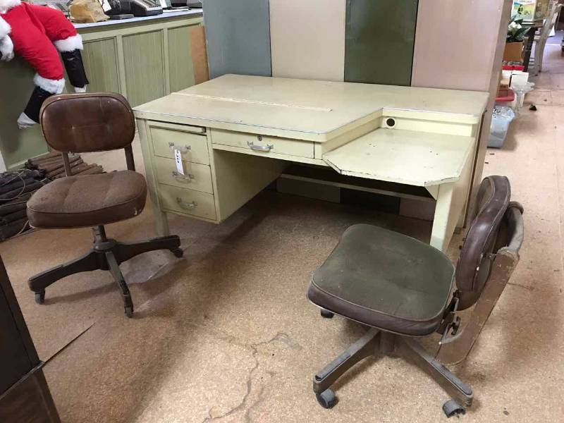 lot 314 image: Large Vintage Metal Desk & (2) Rolling Chairs