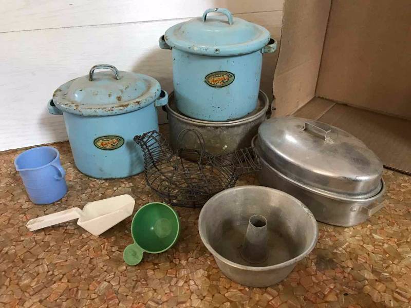 lot 319 image: Childs Pots & Pans Amsco Canning Pot, Bundt, Roaster, Etc.