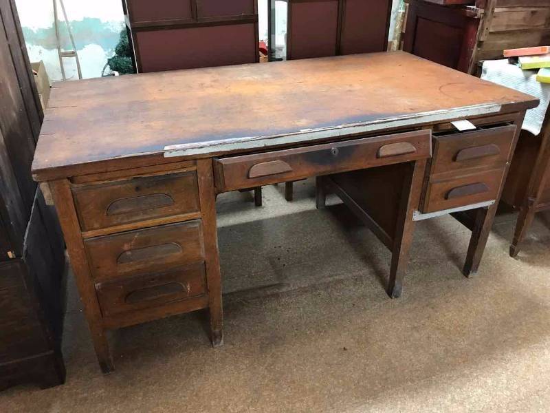 lot 321 image: Antique Oak Desk