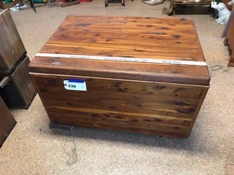 lot 338 image: Vintage Chest