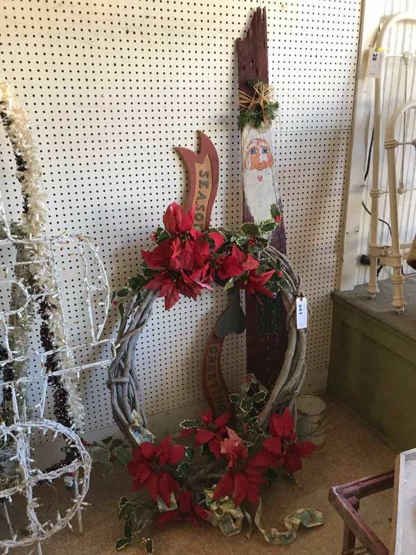 lot 341 image: Primitive Painted Board of Santa, Big Grape-Vine Wreath, Seasons Greeting Wood Bow