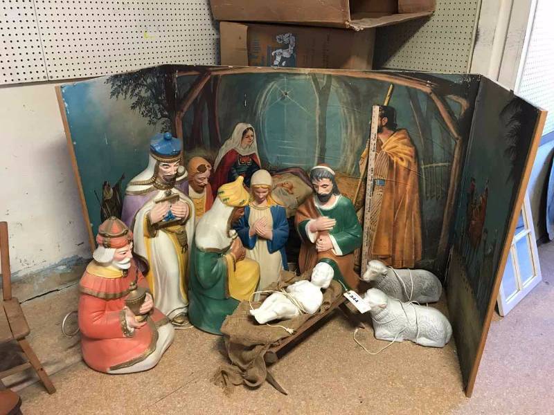 lot 344 image: Big Front Window Size Nativity Tryptich & Hollow Plastic Nativity Figures