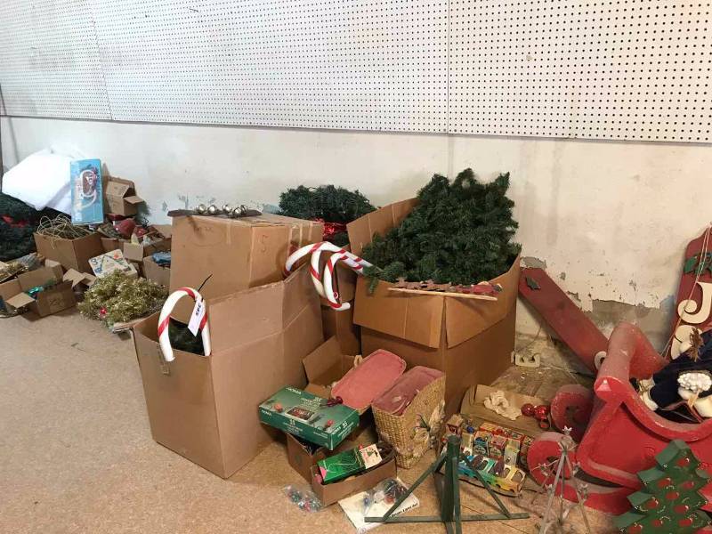 lot 345 image: Large Assortment of Assorted Christmas Decorations