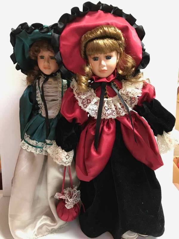 lot 354 image: (2) Dolls