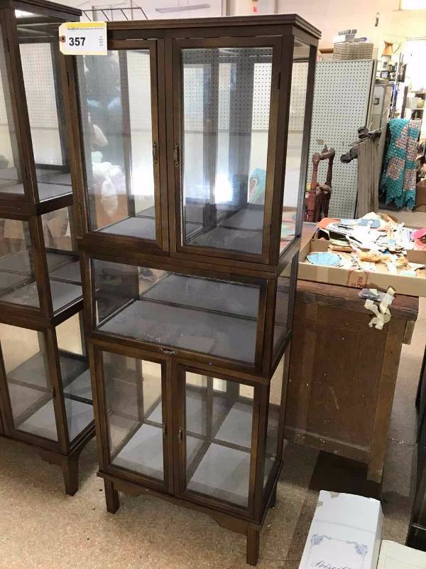 lot 357 image: Display Cabinet 5 Compartment