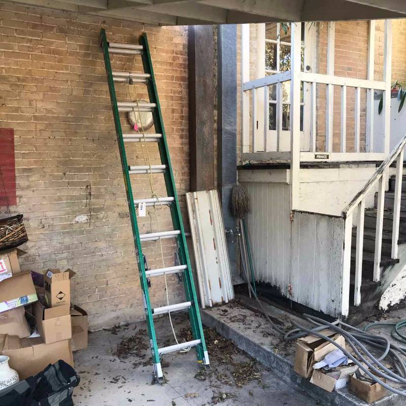 lot 374 image: Louisville 20 Extension Ladder, Fiberglass