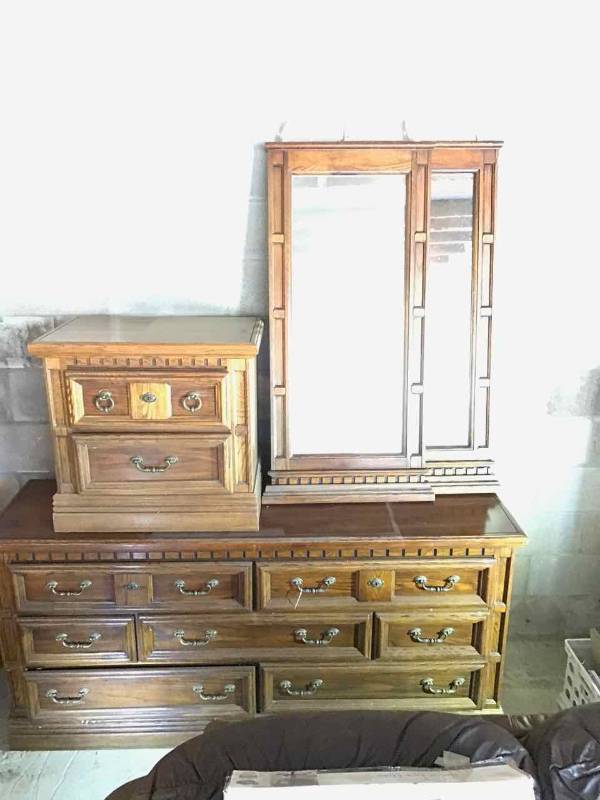 lot 386 image: Modern Oak Double Dresser & Night Stand