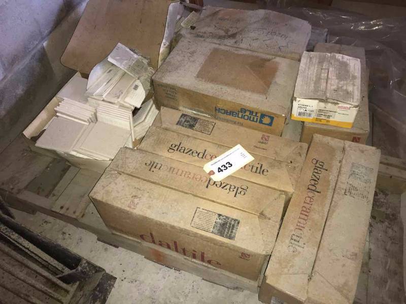 lot 433 image: Assorted Tile on pallet